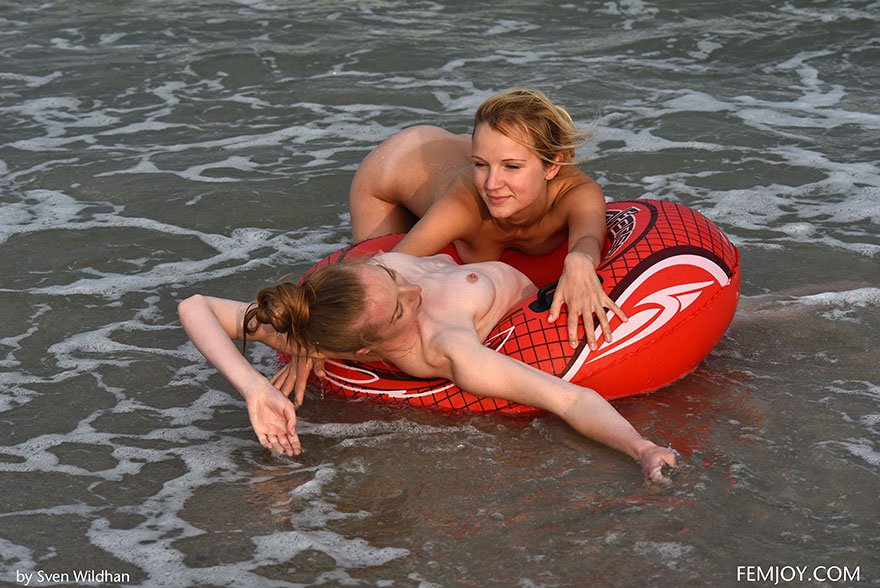 Худенькие девушки с красным спасательным кругом в море
