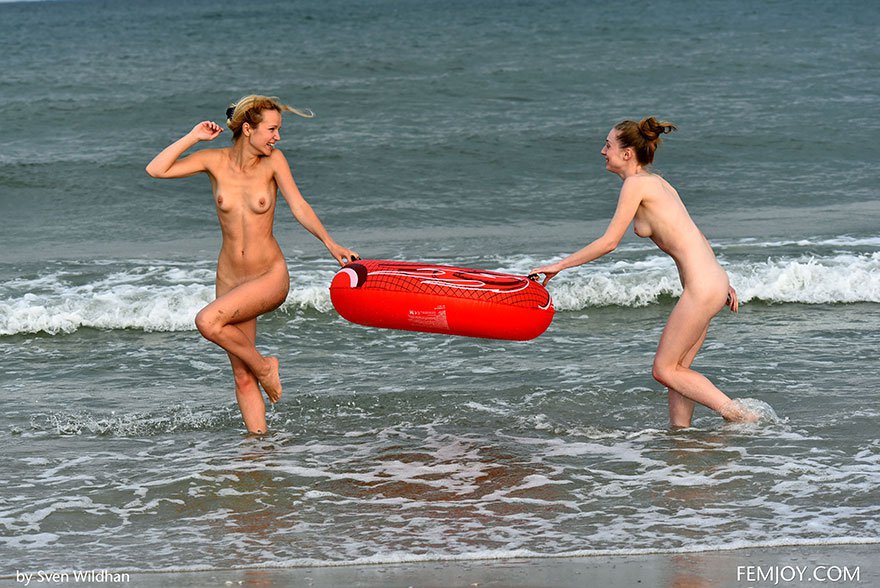 Худенькие девушки с красным спасательным кругом в море