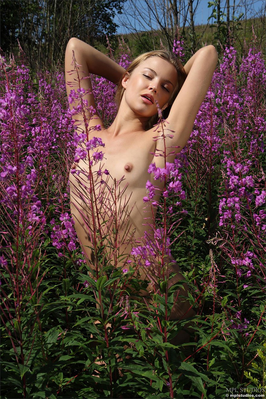 Эротические фото девушки с маленькой грудью среди цветов