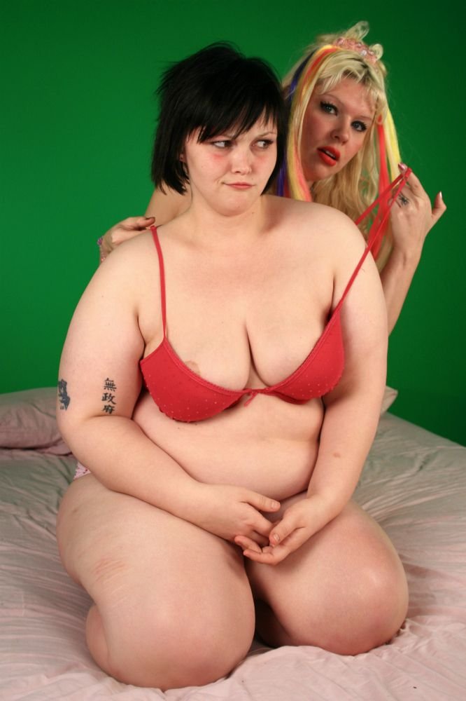 Толстые лесбиянки отжигают в студии перед камерой