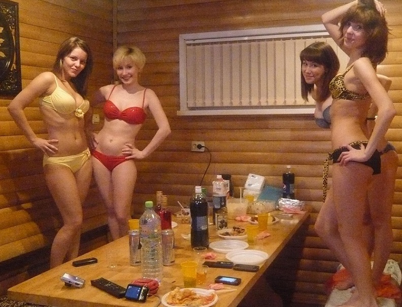 Молодые девчонки шалят на девичнике в бане @ xxx