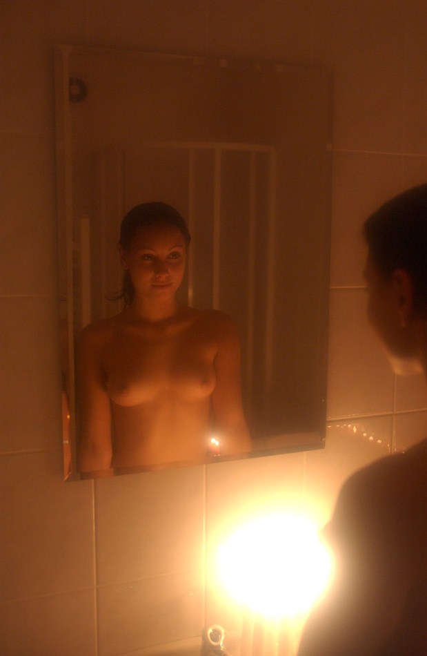 Девушка любуется своим голым телом в ванной @ xxx